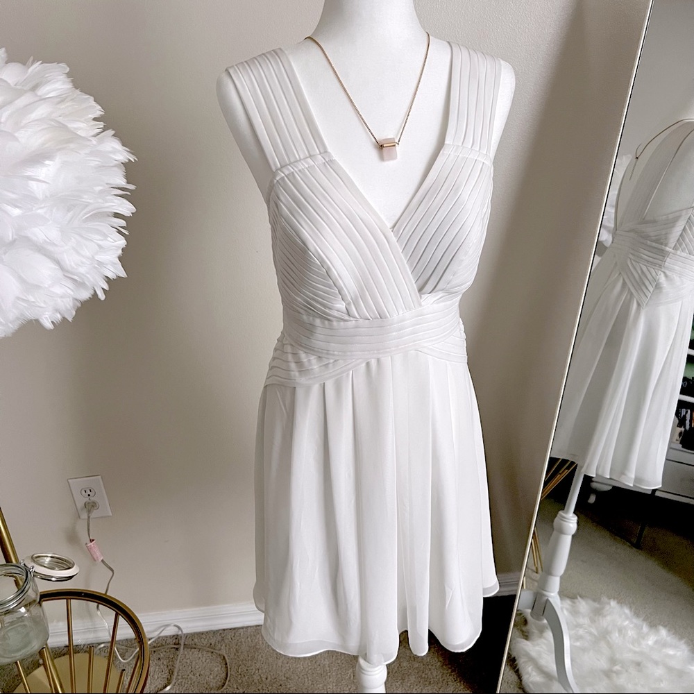 Calvin Klein Size 4 Large White Flowy Dress with Pleating and Vneck